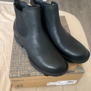 NWT black leather Born boots